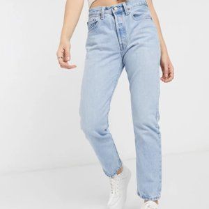 light wash levi's 501 jeans